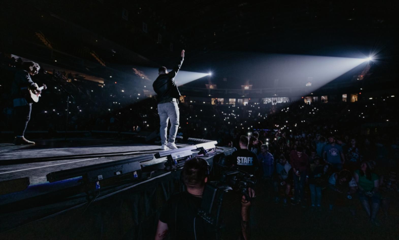 Gruppe diskutiert gemeinsam am Bildschirm über Sound-Entscheidungen im Workshop