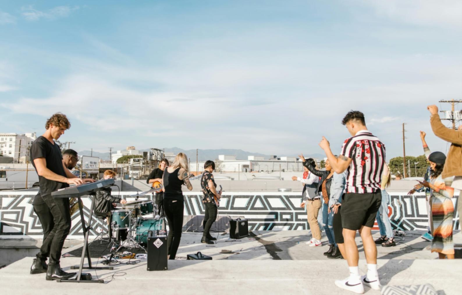 Teilnehmer arbeiten konzentriert an Musikproduktion-Software in modernem Workshop-Raum