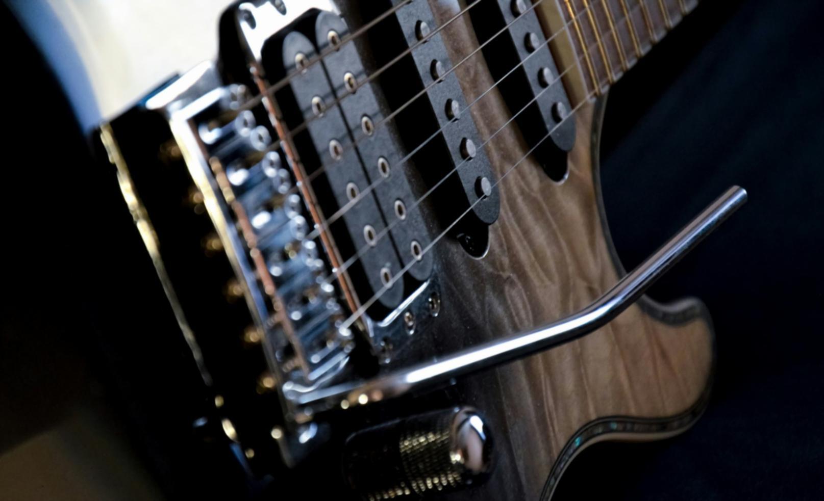 Nahaufnahme von MIDI-Controller und Tastatur während intensiver Produktionssession