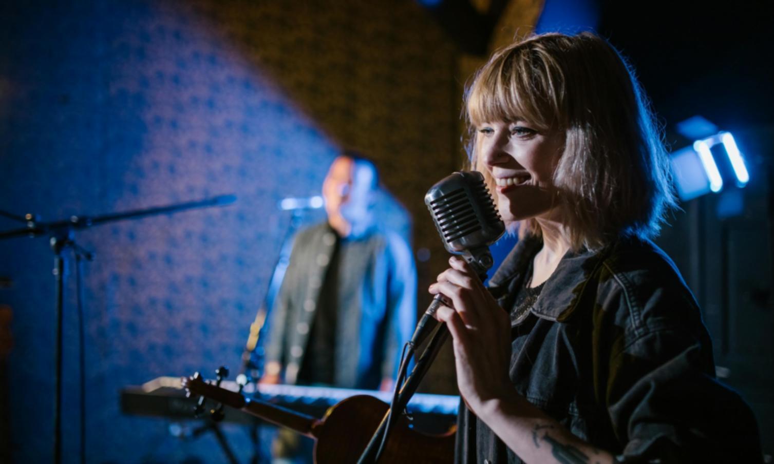 Nahaufnahme von Mischpult und Reglern